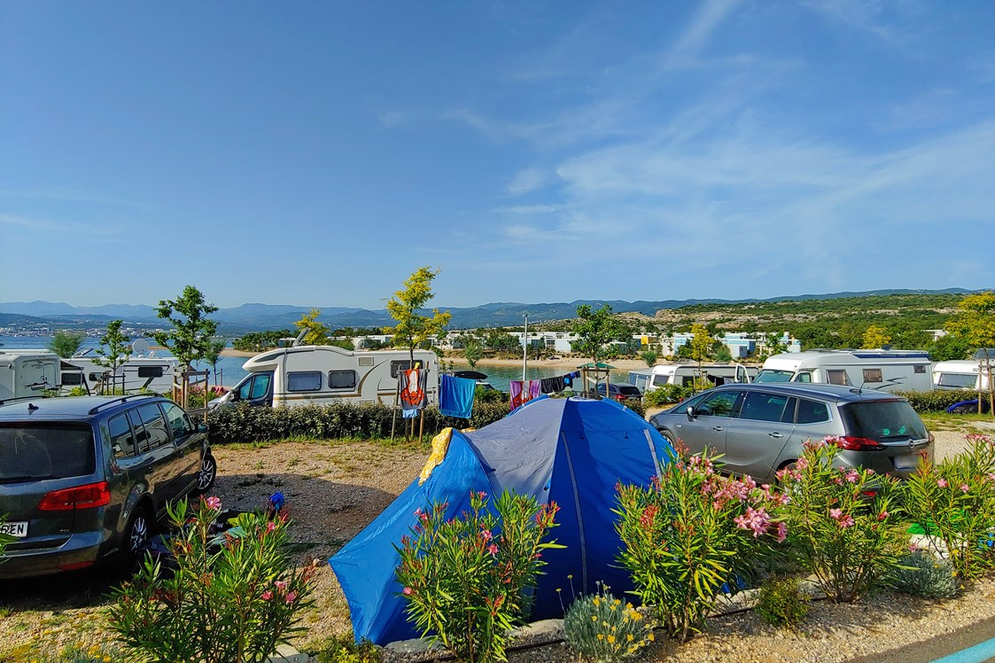 Wohnmobilstellplatz: Alle Parzelle im Camp sind nach den höchsten Standards der ADAC ausgestattet und werden sicherlich zu Ihrem Lieblingsort, wo Sie mit der Familie campen und relaxen können. - Campingplatz Omišalj *****