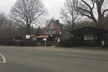 Wohnmobilstellplatz: Kiosk mit Hotel und Restaurant, Wandertafel, Eingang zum Freizeitzentrum. - Freitzeitzentrum Biebertal Menden (Sauerland)