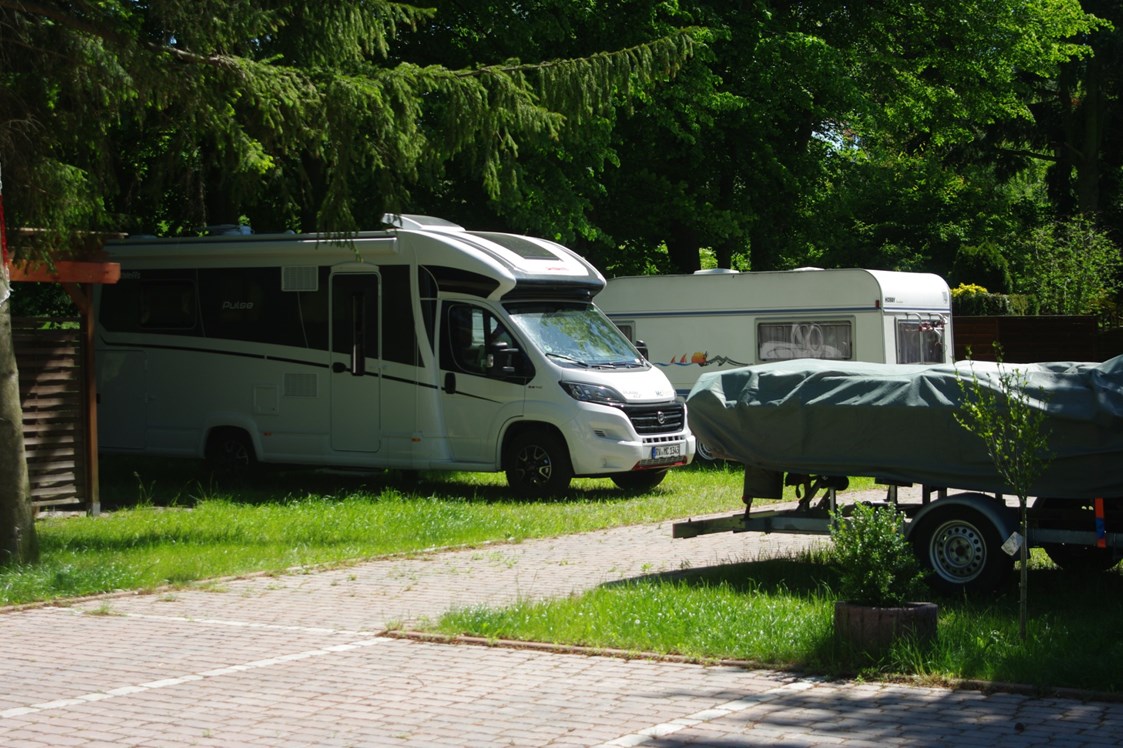 Wohnmobilstellplatz: es bestehen 6 Stellplätze mit jeweils einer gleichgroßen Grünfläche für Vorzelte oder Campingmöbel, jeweils 3 Stellplätze nutzen eine Versorgungssäule. - Löwencamp am Landhotel "Goldener Löwe" Burgstädt