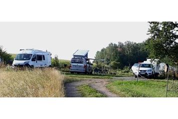 Wohnmobilstellplatz: Der Stellplatz ist umgeben von Wiesen und Felder. Sie übernachten ruhig. In klaren Nächten gibt es einen wunderbaren Sternenhimmel zu sehen und manchmal auch spektakuläre Sonnenauf- und Sonnenuntergänge. Es ist allersings nicht ausgeschlossen, dass Sie früh von einem Hahn oder schnatternden Gänsen geweckt werden. - Naturhof Vogtland