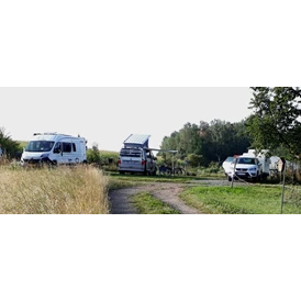 Wohnmobilstellplatz: Der Stellplatz ist umgeben von Wiesen und Felder. Sie übernachten ruhig. In klaren Nächten gibt es einen wunderbaren Sternenhimmel zu sehen und manchmal auch spektakuläre Sonnenauf- und Sonnenuntergänge. Es ist allersings nicht ausgeschlossen, dass Sie früh von einem Hahn oder schnatternden Gänsen geweckt werden. - Naturhof Vogtland