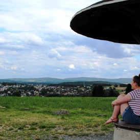 Wohnmobilstellplatz: Richtung Osten türmen sich vom Aussichtspunkt "Pilz" aus die Höhenzüge des Erzgebirges auf. Die Kleinstadt Lengenfeld mit ihren rund 5000 Einwohnern liegt dem Betrachter sozusagen zu Füßen. Frühaufsteher können oft einen beeindruckenden Sonnenaufgang verfolgen.  - Naturhof Vogtland