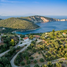 Wohnmobilstellplatz: Hallo liebe Camper!
Auf der idyllischen Insel des Odysseus , Ithaka , habe ich in Nähe der Strände  Sarakiniko und Filiatro  ein Grundstück , welches ich momentan nicht nutze. Es gibt auf Ithaka keinen Campingplatz.  Wer also Lust hat diese tolle , kleine Insel mal kennenzulernen kann mich gerne anschreiben.
Das Grundstück hat Strassenanschluss. Bitte schreibt mich an wenn ihr mehr Infos braucht.
Liebe Grüße , Martina - Ithaca Agios Konstantinos in Strandnähe