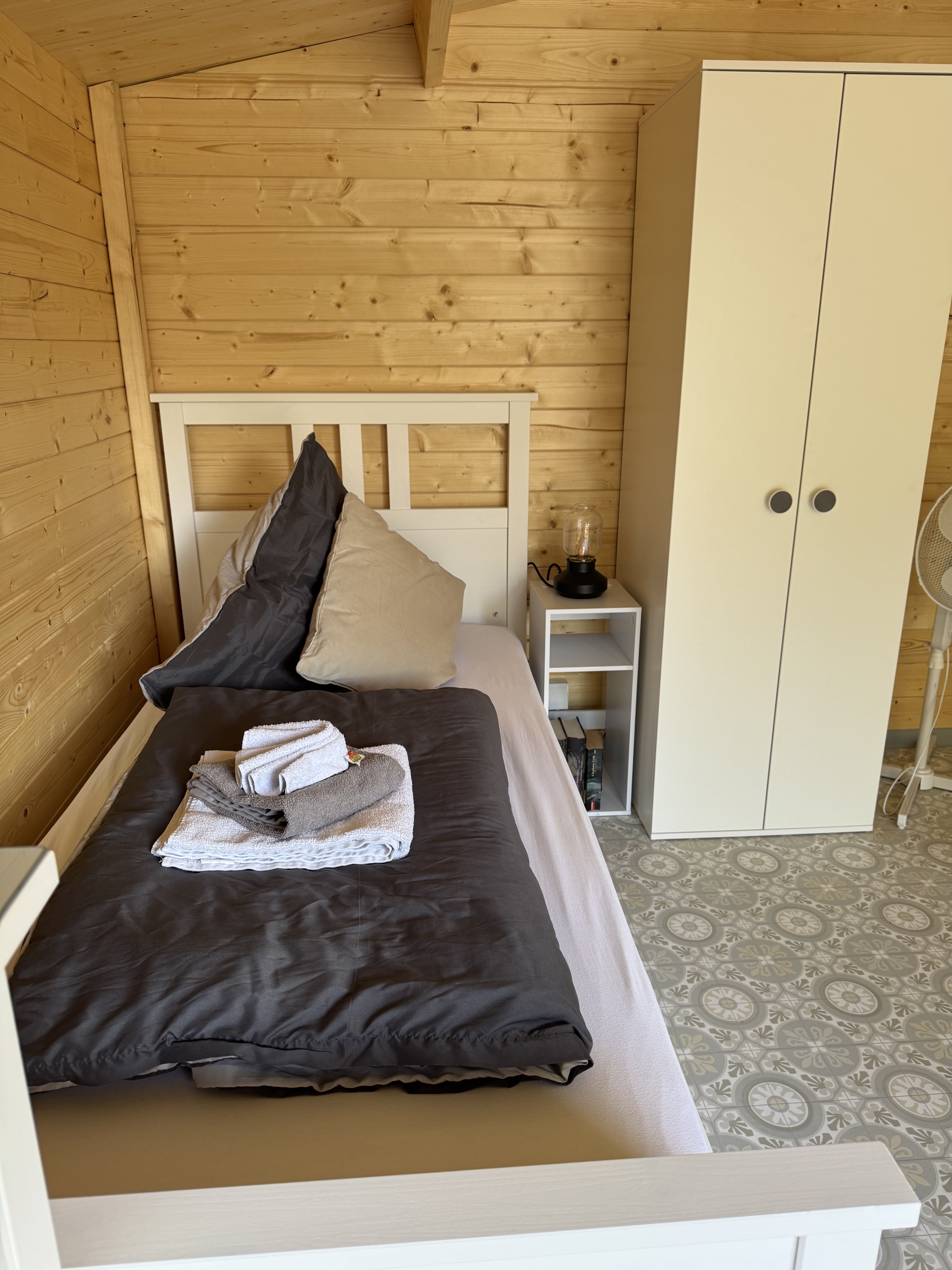 Wohnmobilstellplatz: Auf Dich wartet die gemütliche Blockhütte Eisvogelnest mit ca. 16m². 

Im Preis inkludiert sind folgende Leistungen: 
- Übernachtung für 2 Personen (Optional dritte Person nach Absprache)
- WLAN und Strom
- Bettwäsche und Handtücher
- Kühlschrank
- Müllentsorgung
- 2 Einzelbett, davon eins ausziehba - Campingplatz Wetzlar