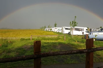 Wohnmobilstellplatz: Blick von der Anmeldung - Reisemobil- und Caravanpark Bastei