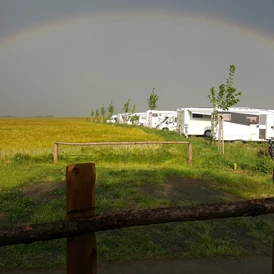 Wohnmobilstellplatz: Blick von der Anmeldung - Reisemobil- und Caravanpark Bastei