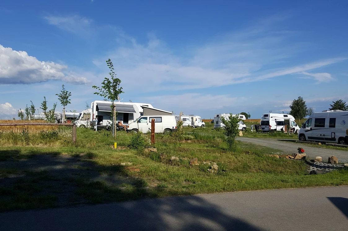 Wohnmobilstellplatz: Blick vom Sanitärgebäude - Reisemobil- und Caravanpark Bastei