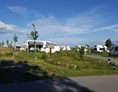 Wohnmobilstellplatz: Blick vom Sanitärgebäude - Reisemobil- und Caravanpark Bastei