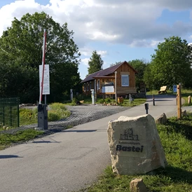 Wohnmobilstellplatz: Einfahrt zum Platz - Reisemobil- und Caravanpark Bastei