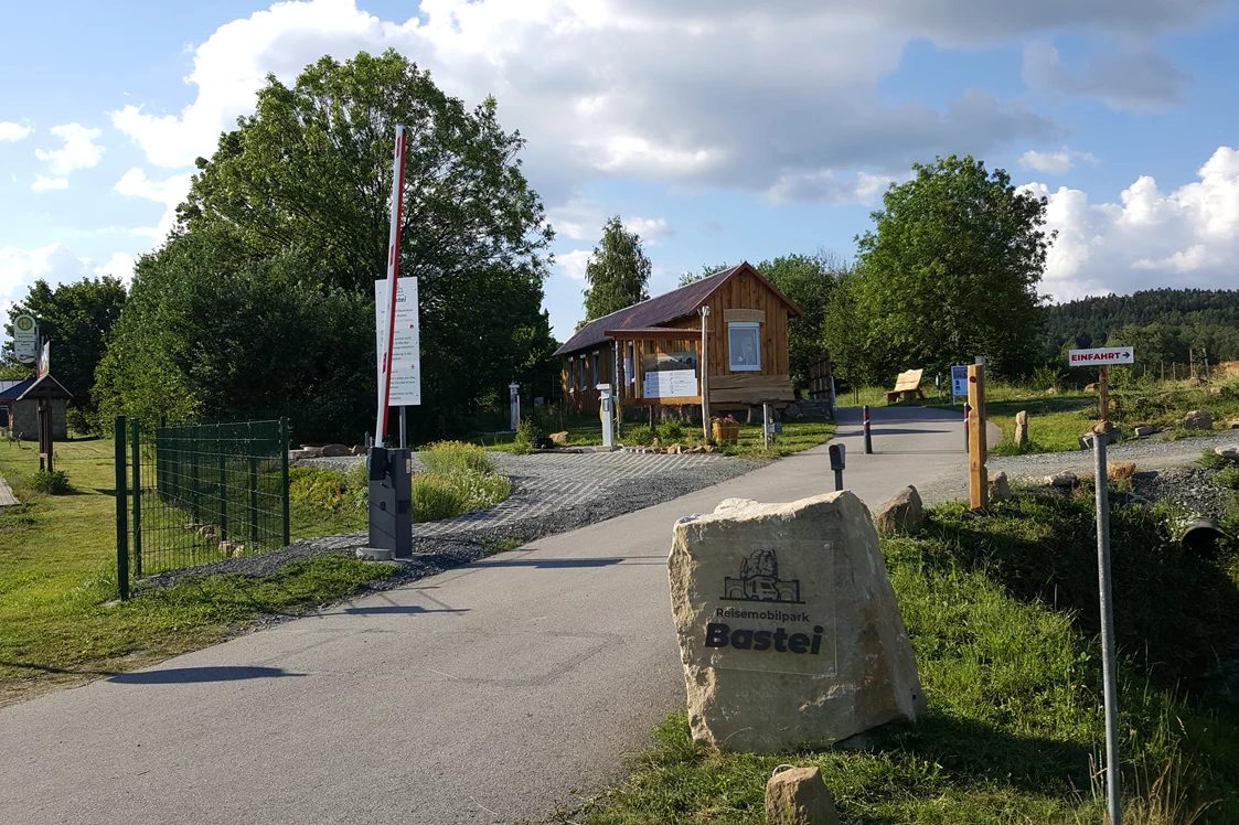 Wohnmobilstellplatz: Einfahrt zum Platz - Reisemobil- und Caravanpark Bastei