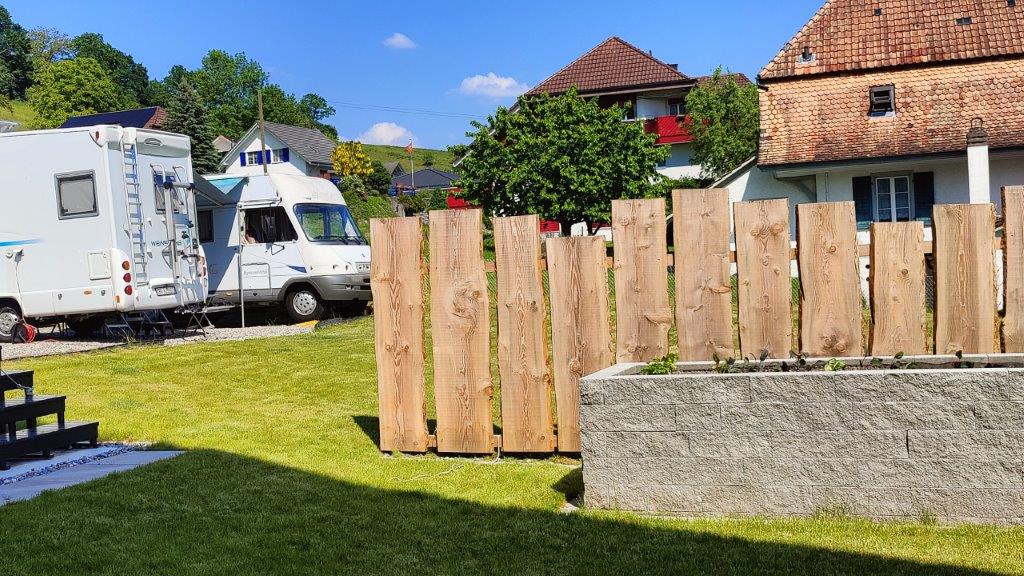 Stellplatz auf outlet verschlossenem Hinterhof