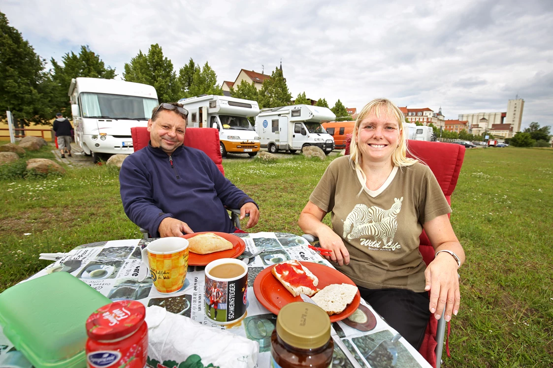 Wohnmobilstellplatz: Foto: Sebastian Schultz
Frühstück auf den Elbwiesen, direkt an der Elbe - Elbeparkplatz Riesa