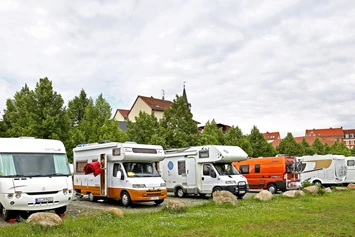 Wohnmobilstellplatz: Foto: Sebastian Schultz
Stellplatz aus Sicht des Elberadweges - Elbeparkplatz Riesa