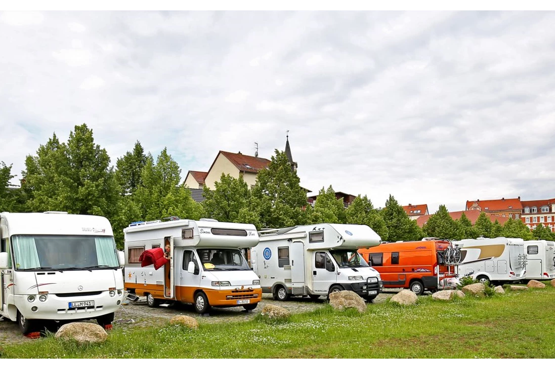 Wohnmobilstellplatz: Foto: Sebastian Schultz
Stellplatz aus Sicht des Elberadweges - Elbeparkplatz Riesa