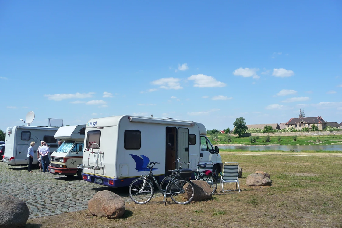 Wohnmobilstellplatz: Stellplatz mit Blick über die Elbe - Elbeparkplatz Riesa