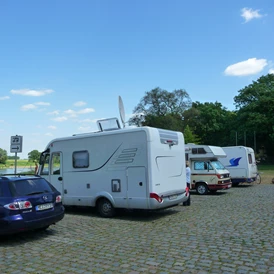 Wohnmobilstellplatz: Stellplatz mit Blick auf die Elbe Richtung Fähre/Stadtpark - Elbeparkplatz Riesa