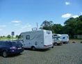 Wohnmobilstellplatz: Stellplatz mit Blick auf die Elbe Richtung Fähre/Stadtpark - Elbeparkplatz Riesa