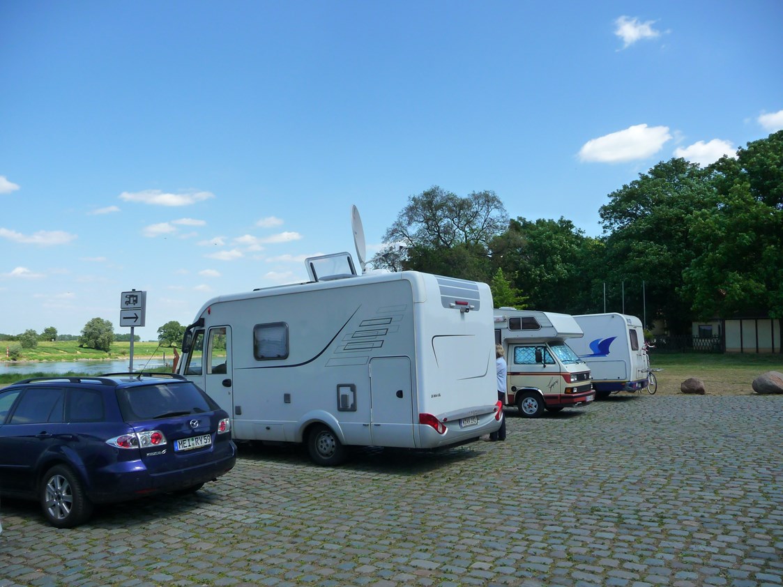 Wohnmobilstellplatz: Stellplatz mit Blick auf die Elbe Richtung Fähre/Stadtpark - Elbeparkplatz Riesa