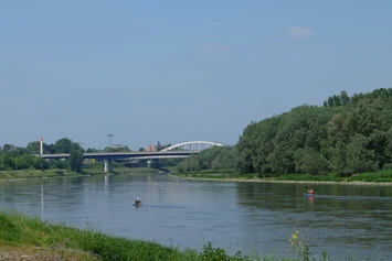 Wohnmobilstellplatz: Blick vom Stellplatz auf die Elbe/Elbbrücke. Paddelbootverleih direkt nebenan. - Elbeparkplatz Riesa