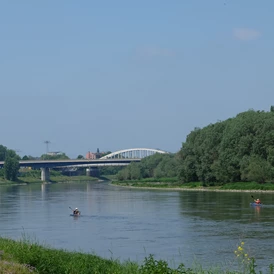 Wohnmobilstellplatz: Blick vom Stellplatz auf die Elbe/Elbbrücke. Paddelbootverleih direkt nebenan. - Elbeparkplatz Riesa