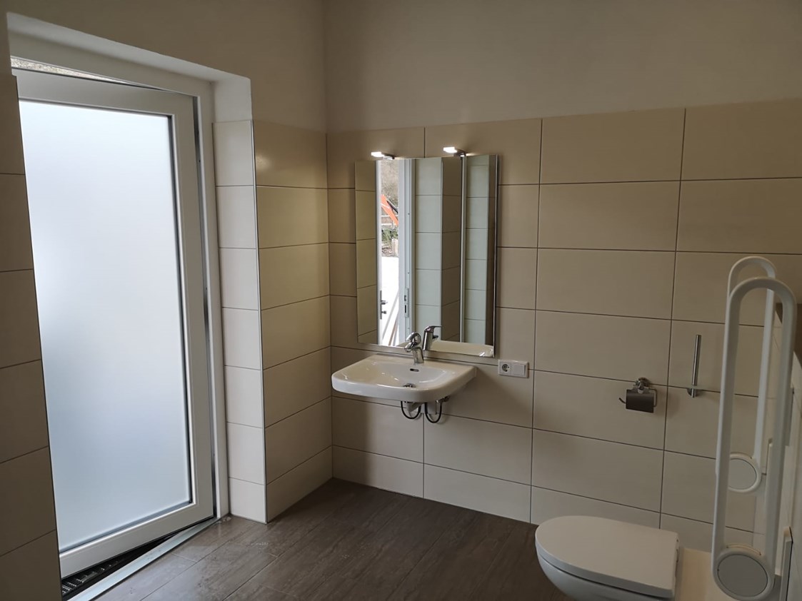 Wohnmobilstellplatz: Nutzung der WC und Waschbecken im Preis beinhaltet. - Wohnmobilpark Vulkaneifel