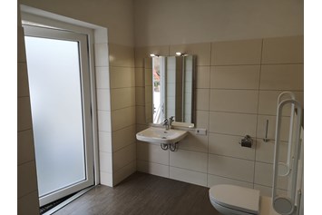 Wohnmobilstellplatz: Nutzung der WC und Waschbecken im Preis beinhaltet. - Wohnmobilpark Vulkaneifel