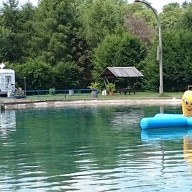 Wohnmobilstellplatz: Der Kurort Bad Brambach erwartet Sie in schönes Lage in unserem Freibad. Nicht weit liegen der Kurpark und die Bad- und Saunalandschaft mit den Kuranwendungen und der Möglichkeit von Trinkkuren und Radonanwendungen.  - Freibad Bad Brambach