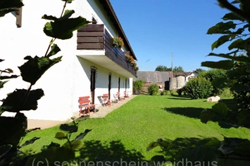 Wohnmobilstellplatz: Pension (Sonnenschein Waidhaus): Balkon oder Terrasse an der Süd-West- Seite - Haus Sonnenschein