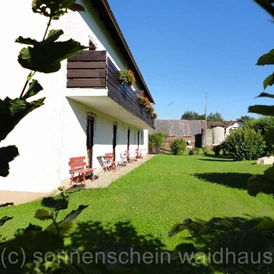 Wohnmobilstellplatz: Pension (Sonnenschein Waidhaus): Balkon oder Terrasse an der Süd-West- Seite - Haus Sonnenschein