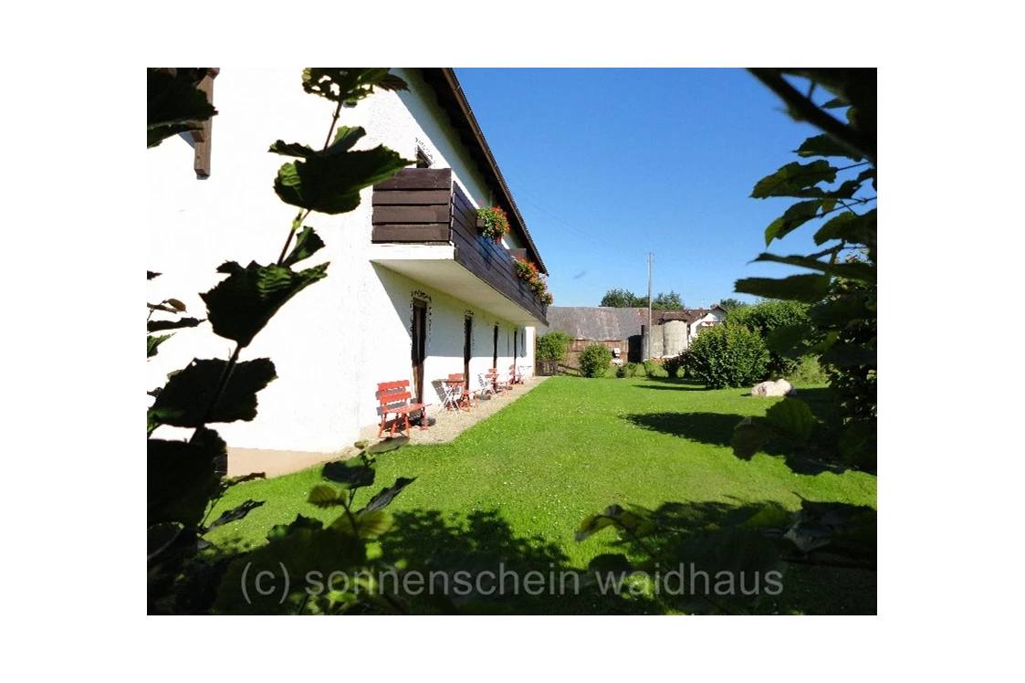 Wohnmobilstellplatz: Pension (Sonnenschein Waidhaus): Balkon oder Terrasse an der Süd-West- Seite - Haus Sonnenschein