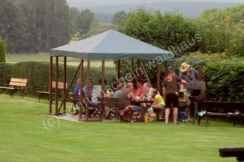 Wohnmobilstellplatz: Pension (Sonnenschein Waidhaus): Pavillon mit Grill - Haus Sonnenschein