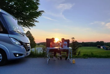 Wohnmobilstellplatz: Genießen Sie wunderschöne Sonnenuntergänge auf dem Stellplatz im Fürstlichen Golf- und Natur-Resort Bad Waldsee! - Stellplatz im Fürstlichen Golf- & Natur-Resort Bad Waldsee 