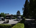 Wohnmobilstellplatz: Der Stellplatz im Fürstlichen Golf- und Natur-Resort ist mitten im Grünen und nur ca. 30 m bis zum Abschlag entfernt. - Stellplatz im Fürstlichen Golf- & Natur-Resort Bad Waldsee 