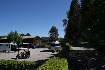 Wohnmobilstellplatz: Der Stellplatz im Fürstlichen Golf- und Natur-Resort ist mitten im Grünen und nur ca. 30 m bis zum Abschlag entfernt. - Stellplatz im Fürstlichen Golf- & Natur-Resort Bad Waldsee 
