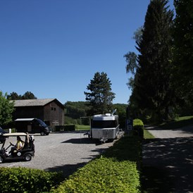 Wohnmobilstellplatz: Der Stellplatz im Fürstlichen Golf- und Natur-Resort ist mitten im Grünen und nur ca. 30 m bis zum Abschlag entfernt. - Stellplatz im Fürstlichen Golf- & Natur-Resort Bad Waldsee 
