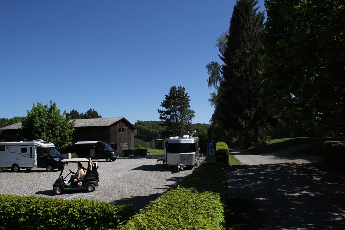 Wohnmobilstellplatz: Der Stellplatz im Fürstlichen Golf- und Natur-Resort ist mitten im Grünen und nur ca. 30 m bis zum Abschlag entfernt. - Stellplatz im Fürstlichen Golf- und Natur-Resort Bad Waldsee 