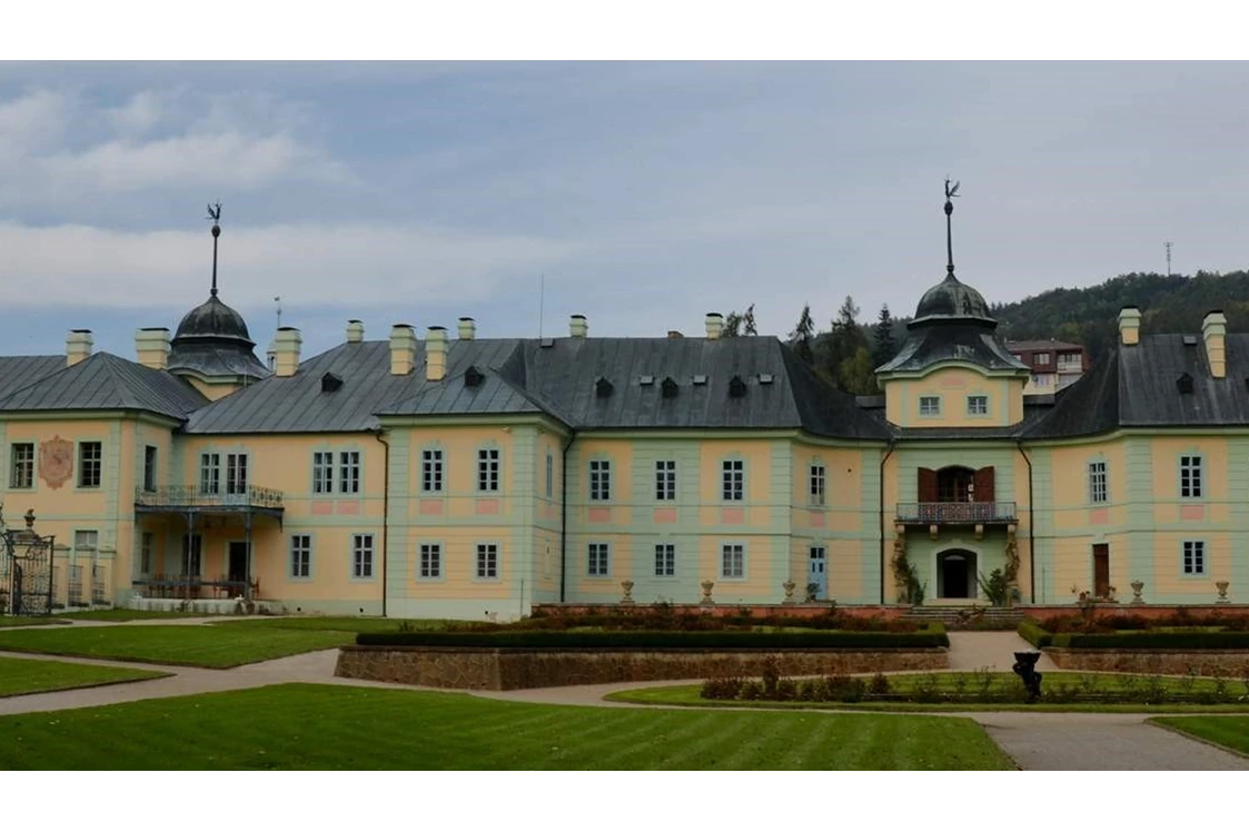 Wohnmobilstellplatz: Schloss in Manětín (26 km) - Farma Janko