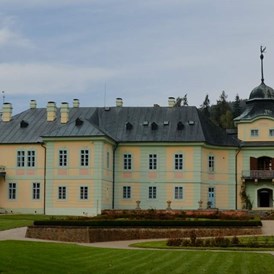 Wohnmobilstellplatz: Schloss in Manětín (26 km) - Farma Janko