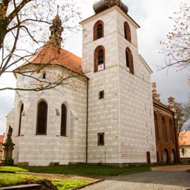 Wohnmobilstellplatz: Kirche St. Peter und Paul in Kralovice (6 km) - Farma Janko