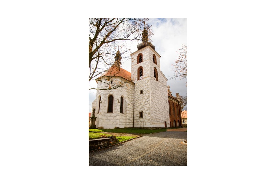 Wohnmobilstellplatz: Kirche St. Peter und Paul in Kralovice (6 km) - Farma Janko