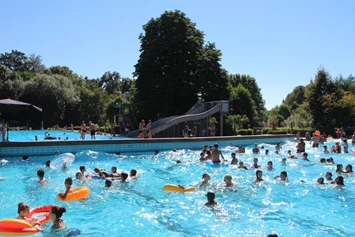 Wohnmobilstellplatz: Wellenfreibad, 50m-Becken, Rutsche - Wohnmobilstellplatz Mellrichstadt am Malbach