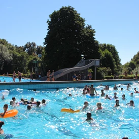 Wohnmobilstellplatz: Wellenfreibad, 50m-Becken, Rutsche - Wohnmobilstellplatz Mellrichstadt am Malbach