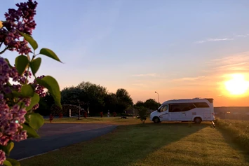 Wohnmobilstellplatz: Sonnenuntergang über einem Hobby  - Zur Platane Mohorn 