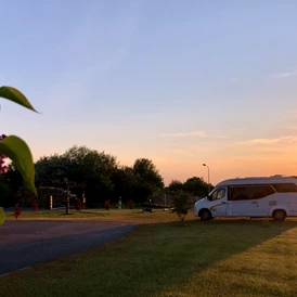 Wohnmobilstellplatz: Sonnenuntergang über einem Hobby  - Zur Platane Mohorn 