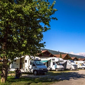 Wohnmobilstellplatz: Sommer 2015 Blick auf den Dachstein - Stellplatz Kellerbauer