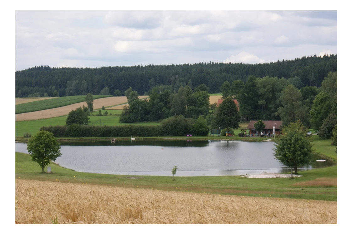 Wohnmobilstellplatz: Natur-Waldbad Tröbes mit Wohnmobilstellplatz - Wohnmobilstellplatz an der Natur-Badestelle Tröbes