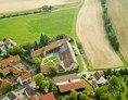 Wohnmobilstellplatz: Luftbild - zwischen Schloss und Grüner Wiese befinden sich die Stellplätze. - Wörners Schloss Weingut & Wellnesshotel