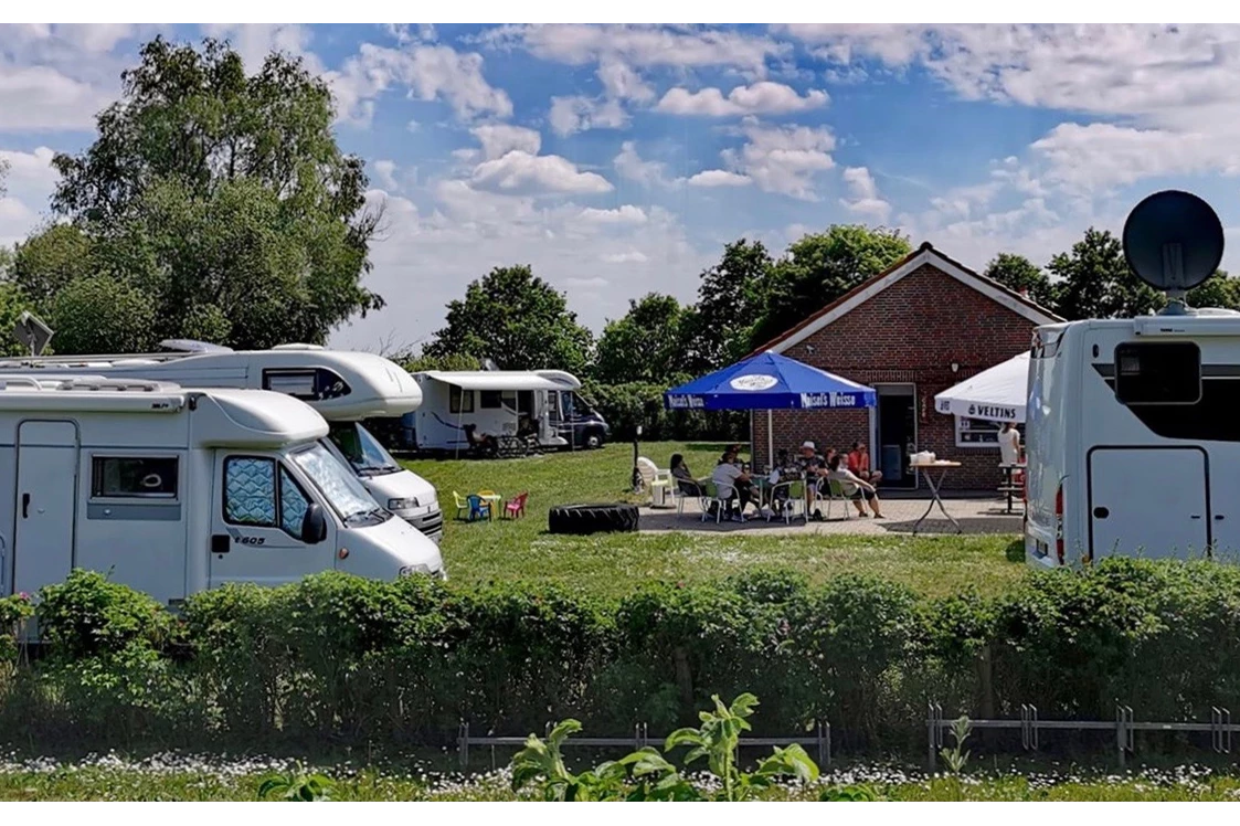 Wohnmobilstellplatz: Gemütlicher Biergarten mit leckereren Spezialitäten von Cristinas Imbiss - Soltborger Badesee Holtgaste