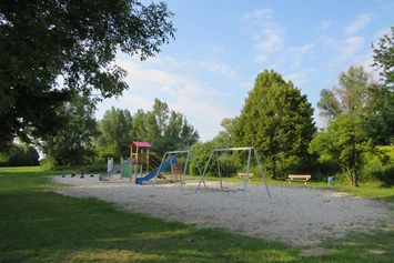 Wohnmobilstellplatz: Beachvolleyball

Was wäre ein Badesee ohne Beachvolleyball? Der Neubeurer See hat gleich zwei Beachvolleyball: Einen für Kinder und einen für Erwachsene. Der Kinderplatz ist etwas kleiner und das Netz hängt niedriger, so dass auch die Jüngeren viel Freude beim Volleyball spielen haben.

Spielplatzund  Beachvolleyball (Sandplätze) sind unter schattigen Bäumen gelegen, so macht das Beachvolleyball-Spielen auch an heißen Tagen Spaß.
 - Soltborger Badesee Holtgaste