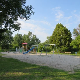 Wohnmobilstellplatz: Beachvolleyball

Was wäre ein Badesee ohne Beachvolleyball? Der Neubeurer See hat gleich zwei Beachvolleyball: Einen für Kinder und einen für Erwachsene. Der Kinderplatz ist etwas kleiner und das Netz hängt niedriger, so dass auch die Jüngeren viel Freude beim Volleyball spielen haben.

Spielplatzund  Beachvolleyball (Sandplätze) sind unter schattigen Bäumen gelegen, so macht das Beachvolleyball-Spielen auch an heißen Tagen Spaß.
 - Soltborger Badesee Holtgaste